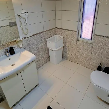 Hadrian Olive Flat By Maxi Homes Walk To Hadrian Gate شقة