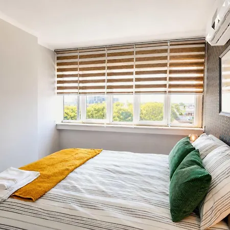 Hadrian Olive Flat By Maxi Homes Walk To Hadrian Gate Apartmán