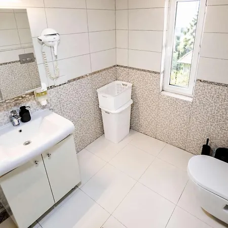 Hadrian Olive Flat By Maxi Homes Walk To Hadrian Gate Apartmán *